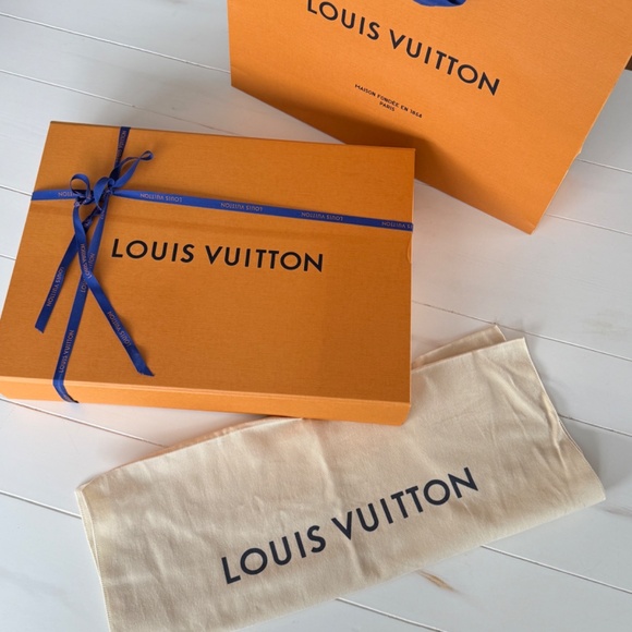 Louis Vuitton Neverfull Gift Set: Box, Shopping Bag, Dust Bag & Ribbon in Excell - Picture 2 of 5